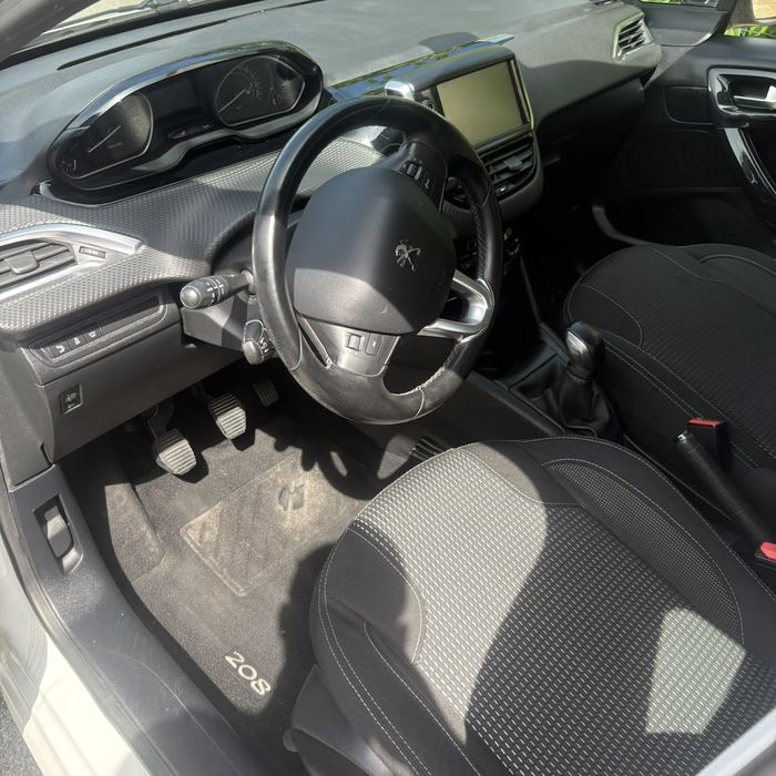 Intérieur de Peugeot 208 après nettoyage