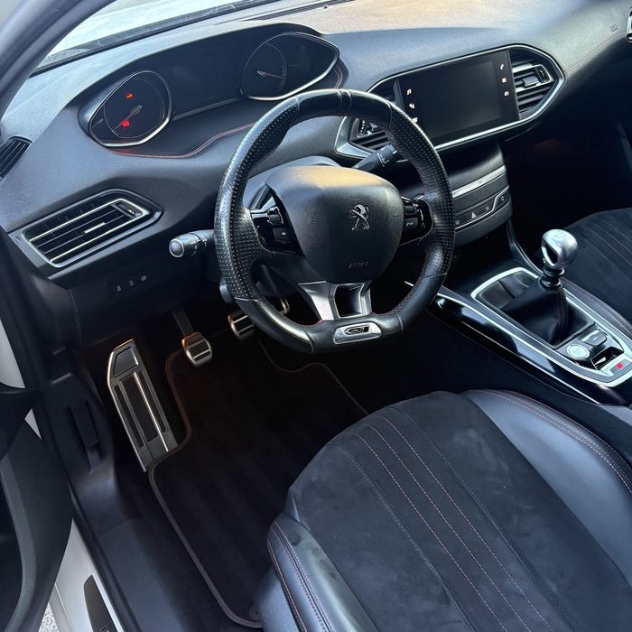 Intérieur de Peugeot 308 après nettoyage