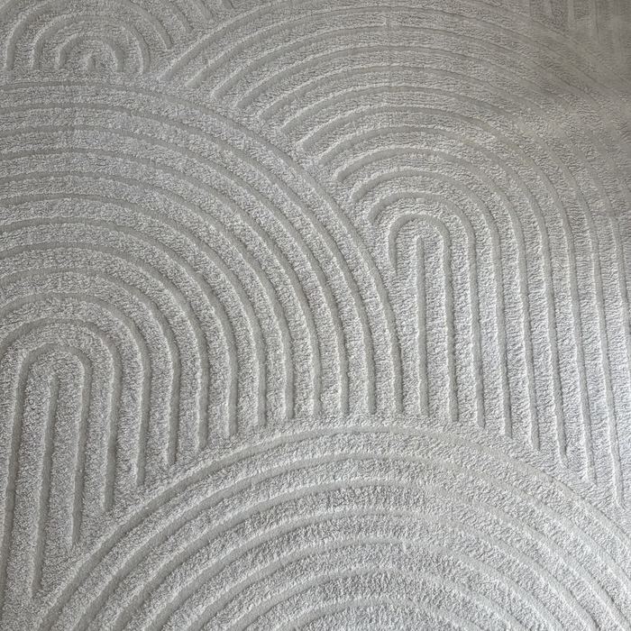 Tapis clair à motifs en relief après nettoyage